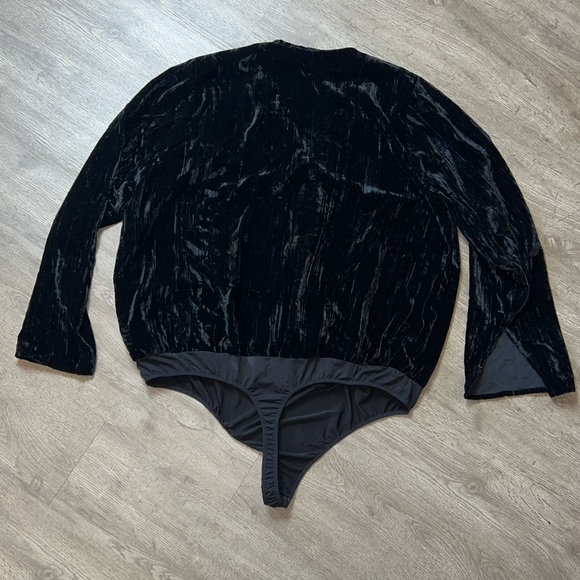 Good American Deep V Plunging Velvet Wrap Bodysuit - Picture 3 of 11